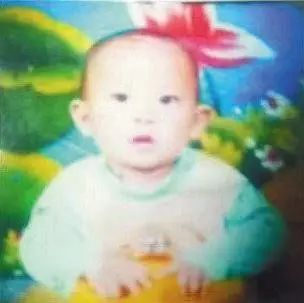 死刑！入室抢孩子的人贩子判了！这个嫌犯仍在逃……