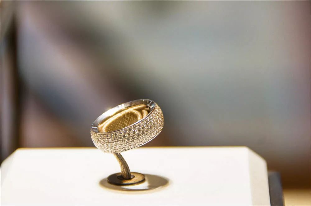 红红火火恍恍惚惚对什么,红色辟邪的寓意