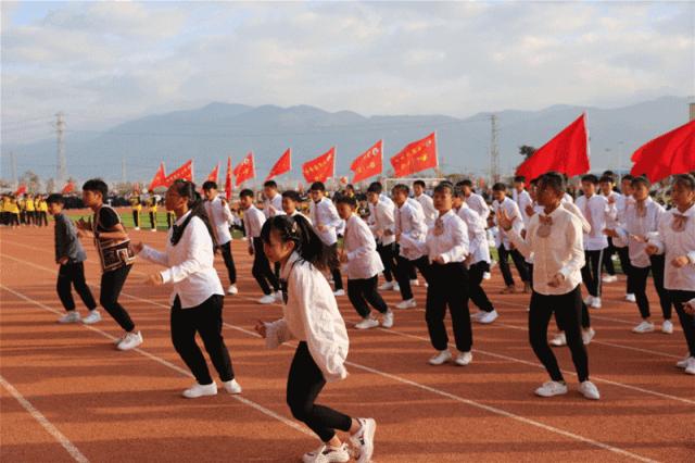 蒙自这里汇聚上千人，放飞上百只鸽子，是发生了什么大事……