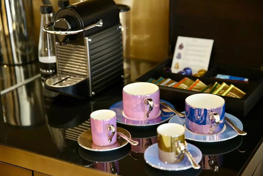 住范思哲酒店,用着CARTIER家居,吃着CHANEL甜品,奢侈品牌:你的玛丽苏生活已被我们承包~