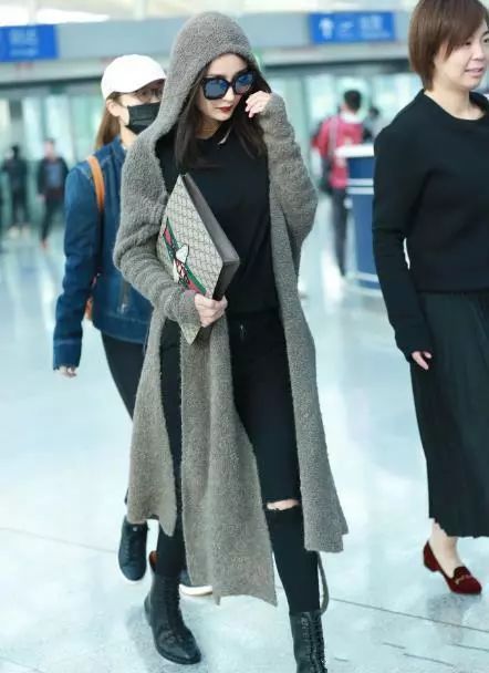 羽绒裤非常的适合在冬天的时候穿,保暖裤百搭防风舒适羽绒裤