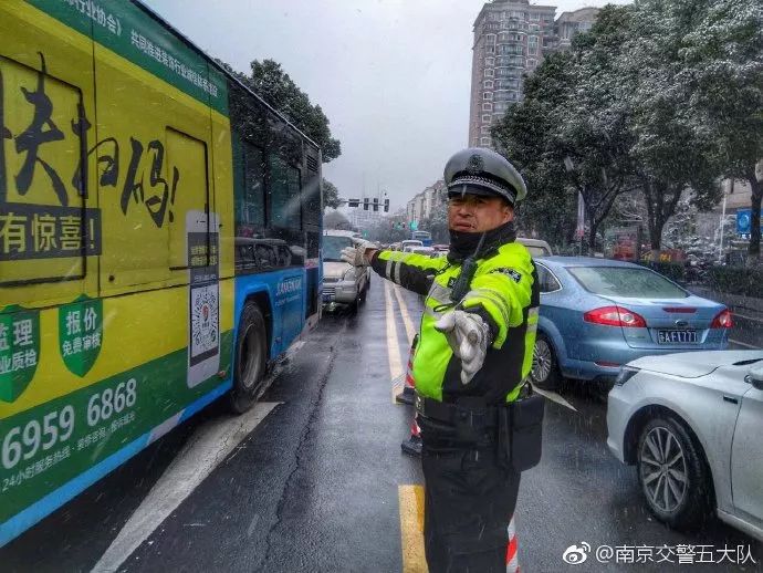 雪在认真的下！路上小心！最新路况在这里！