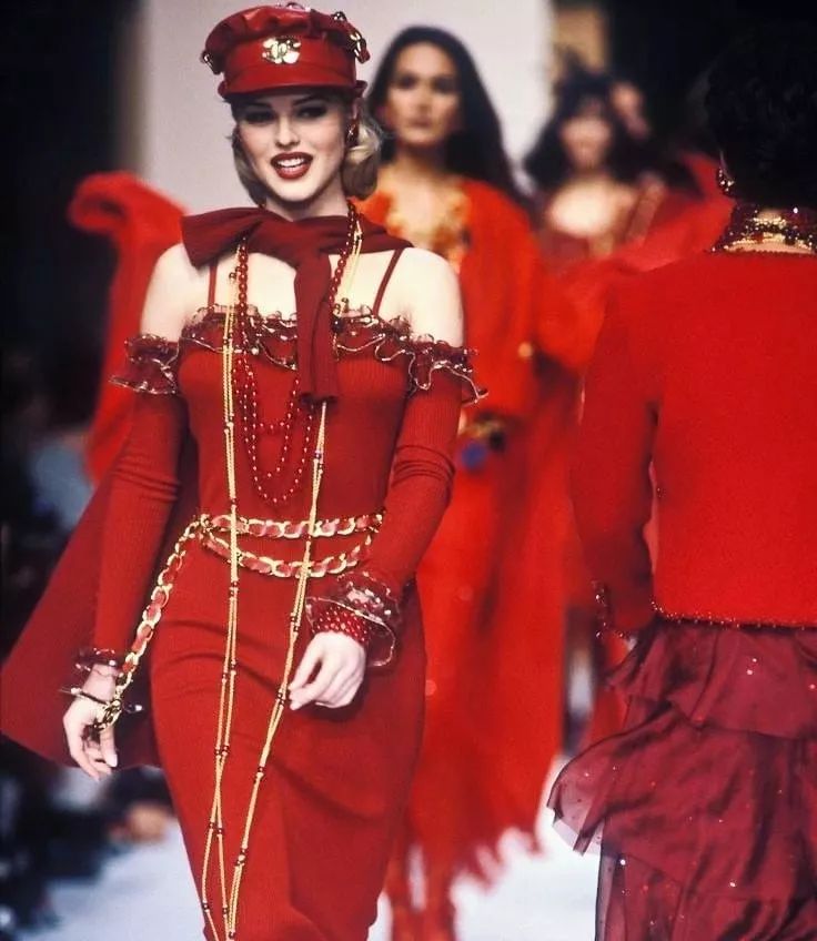 李宇春易烊千玺演绎时代感,易烊千玺穿中国红