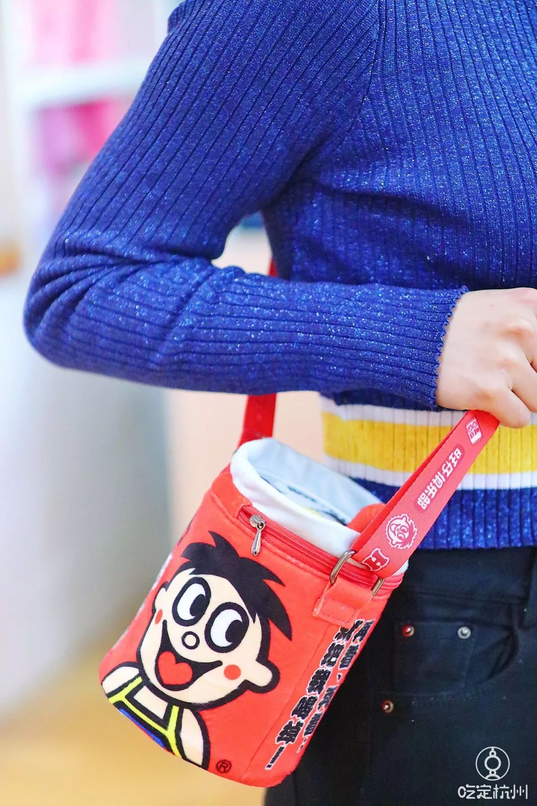 一个杯子十元四个碗28元,一个杯子16元一个热水瓶24元