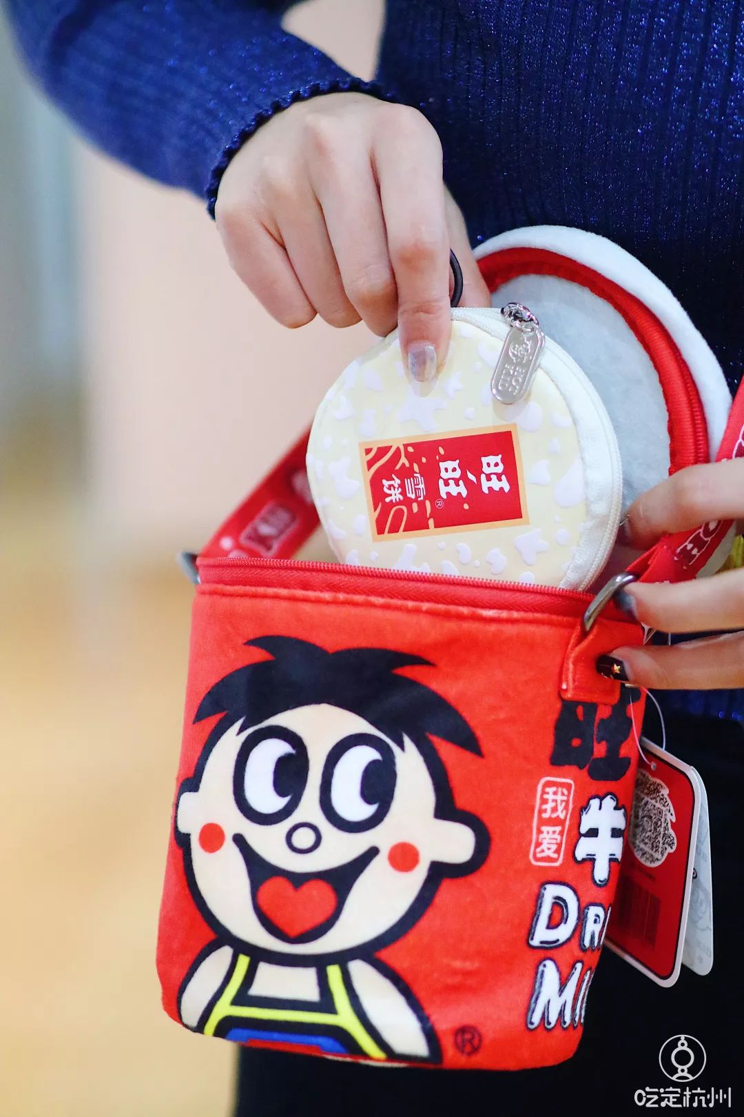 一个杯子十元四个碗28元,一个杯子16元一个热水瓶24元