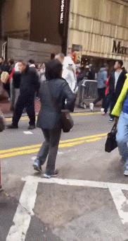 正经GIF囧图:女人不要和男人比骚,地铁上的泳装让人把持不住