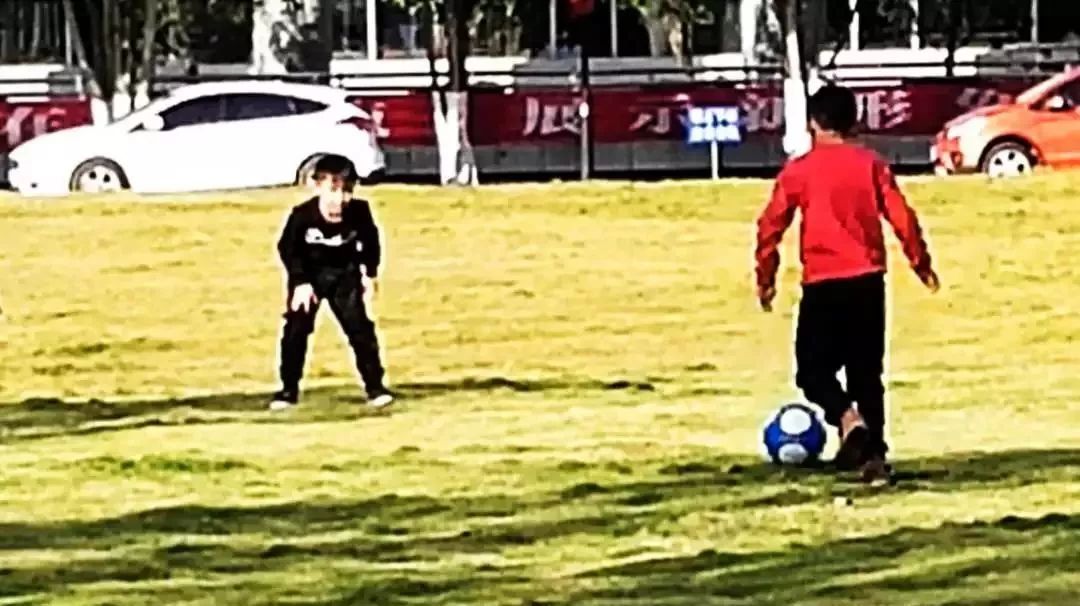 肩上挑着担子，脚下骑着电动车，晃晃悠悠的沿街叫卖，差点擦到车！