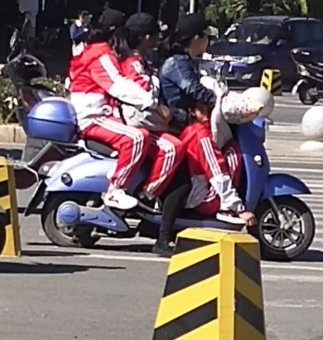 肩上挑着担子，脚下骑着电动车，晃晃悠悠的沿街叫卖，差点擦到车！