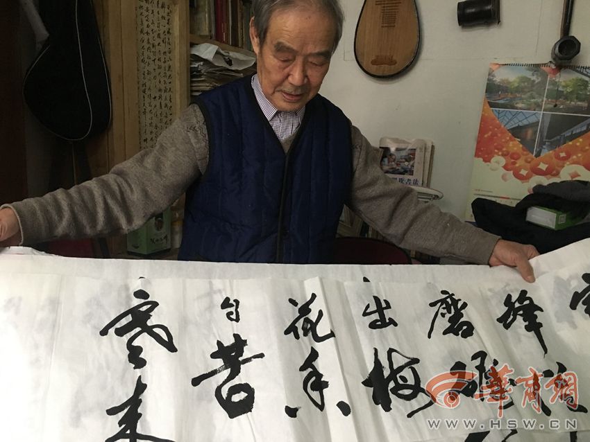 西安83岁“白发学童”13年间坚持用毛笔抄名著