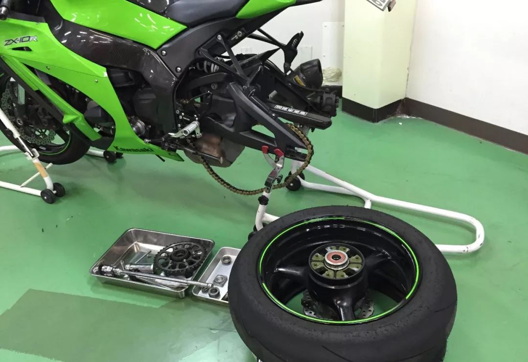 手把手教你换汽车轮胎,30秒教会你正确换轮胎步骤详解