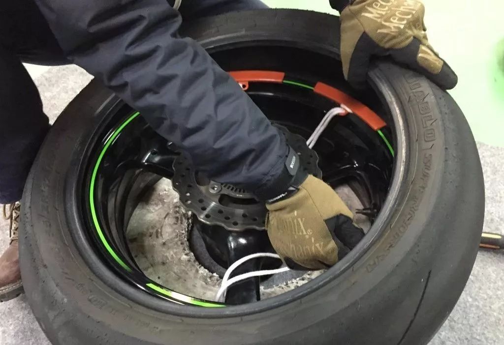 手把手教你换汽车轮胎,30秒教会你正确换轮胎步骤详解