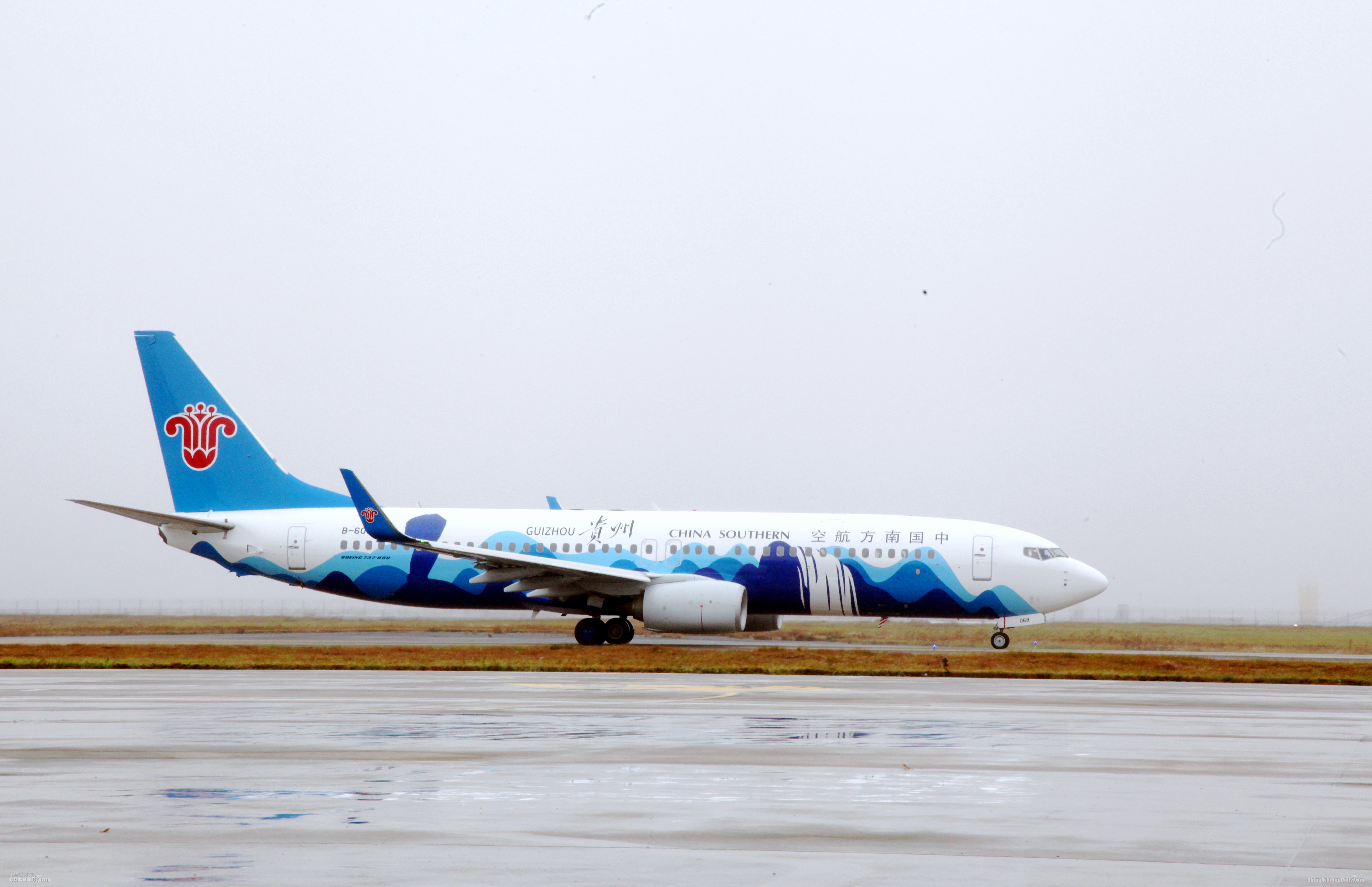 “贵州号”南航客机首航黄果树、梵净山亮相蓝天