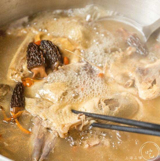 坐拥150㎡私家花园的火锅店，竟然还配空姐服务！