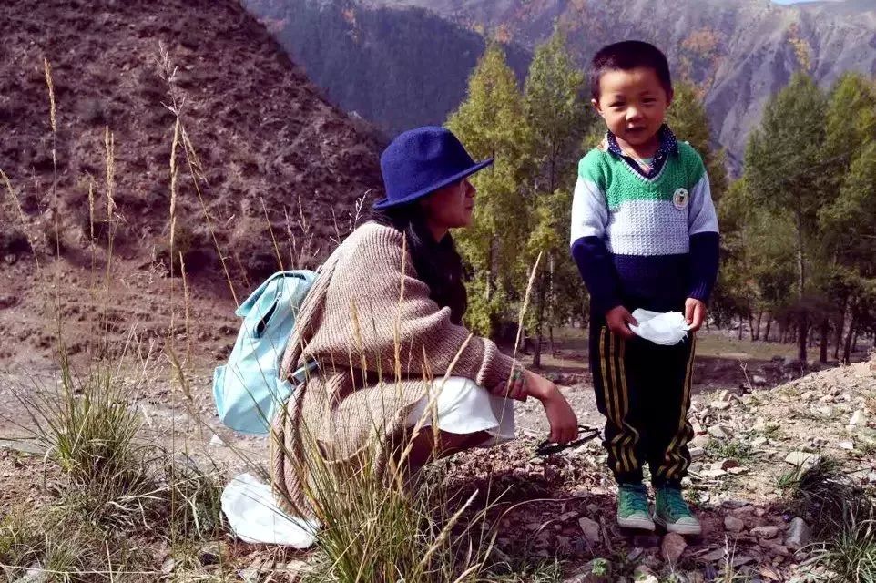 夏河:跨国搭车团在囧途