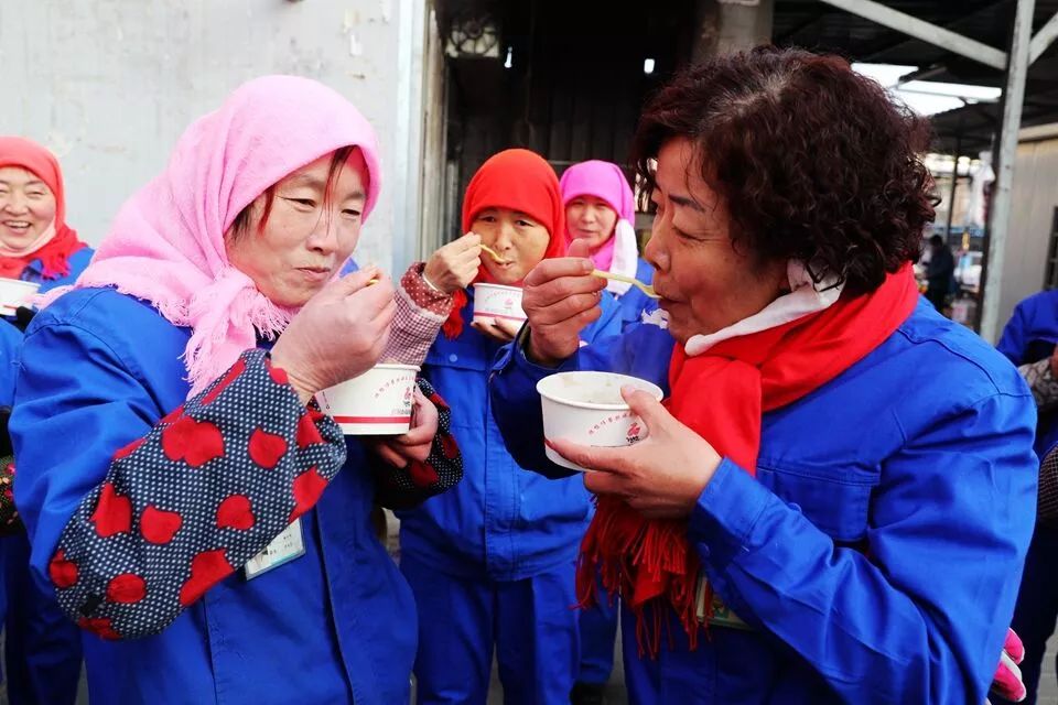 昨天，兰州大街小巷都飘散着腊八粥味道，传递着一份份爱心……