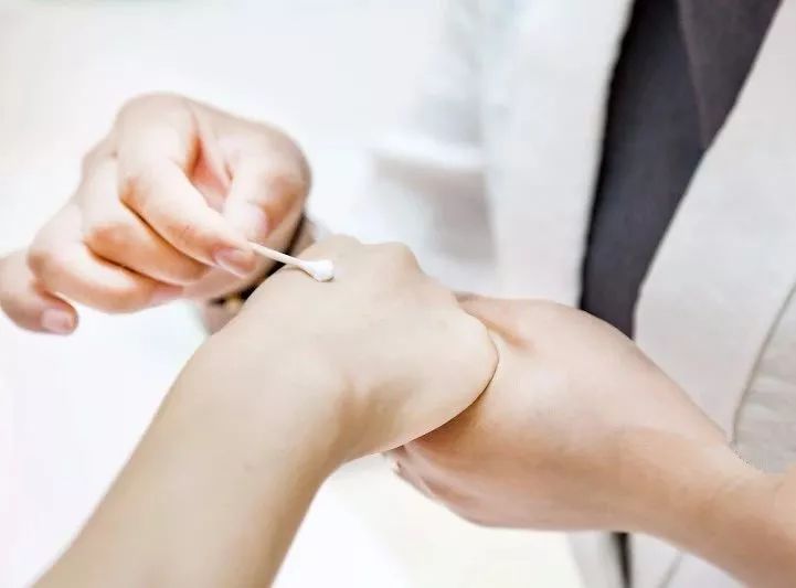 被扎一下就要去医院,被扎一下手就要去医院