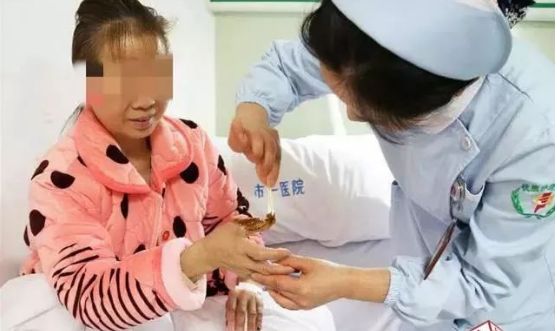 被扎一下就要去医院,被扎一下手就要去医院