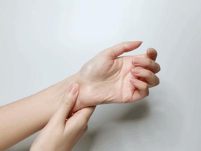 手上有个“止痛开关”，按一下感冒、头疼、牙痛全消除，去医院的钱都省了！