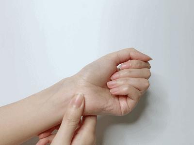 牙痛头痛按手上穴位止痛,手上有个止痛开关按一下