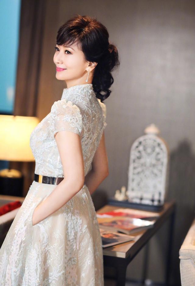 65岁赵雅芝白衬衫彩虹裙不老女神,赵雅芝63岁依然优雅长裙浪漫唯美