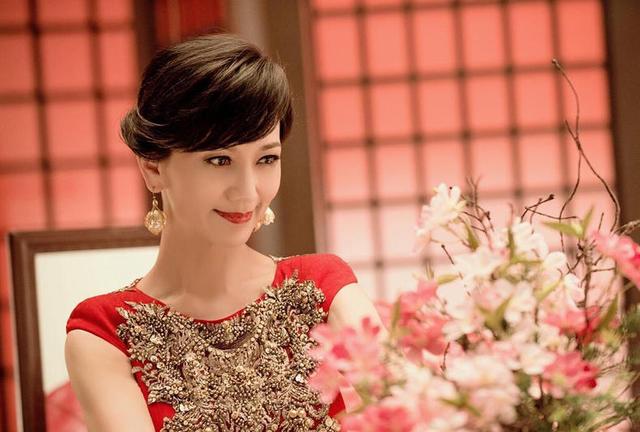 65岁赵雅芝白衬衫彩虹裙不老女神,赵雅芝63岁依然优雅长裙浪漫唯美