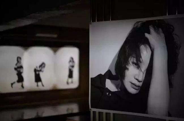 荒木经惟镜头里的许晴,许晴快50岁了日常生活照还这么美