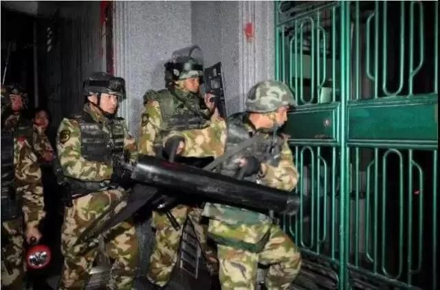 村支书竟是“*毒冰**教父”!4000警力开进他的地下王国!