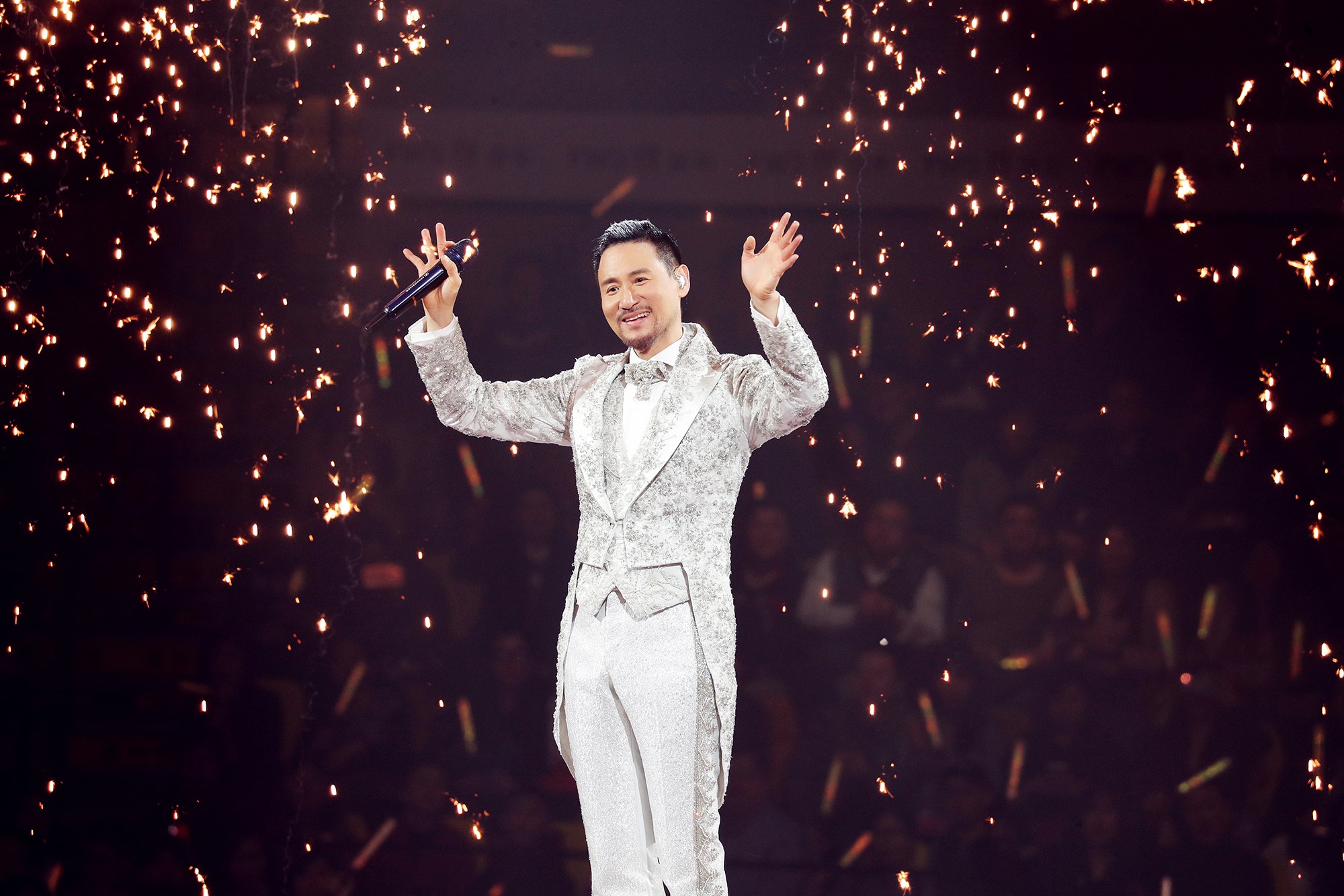 世界巡演233场刷新世界纪录烙下圆满印记学友行善不遗余力香港站筹得过百万善款赠予中医疗服务