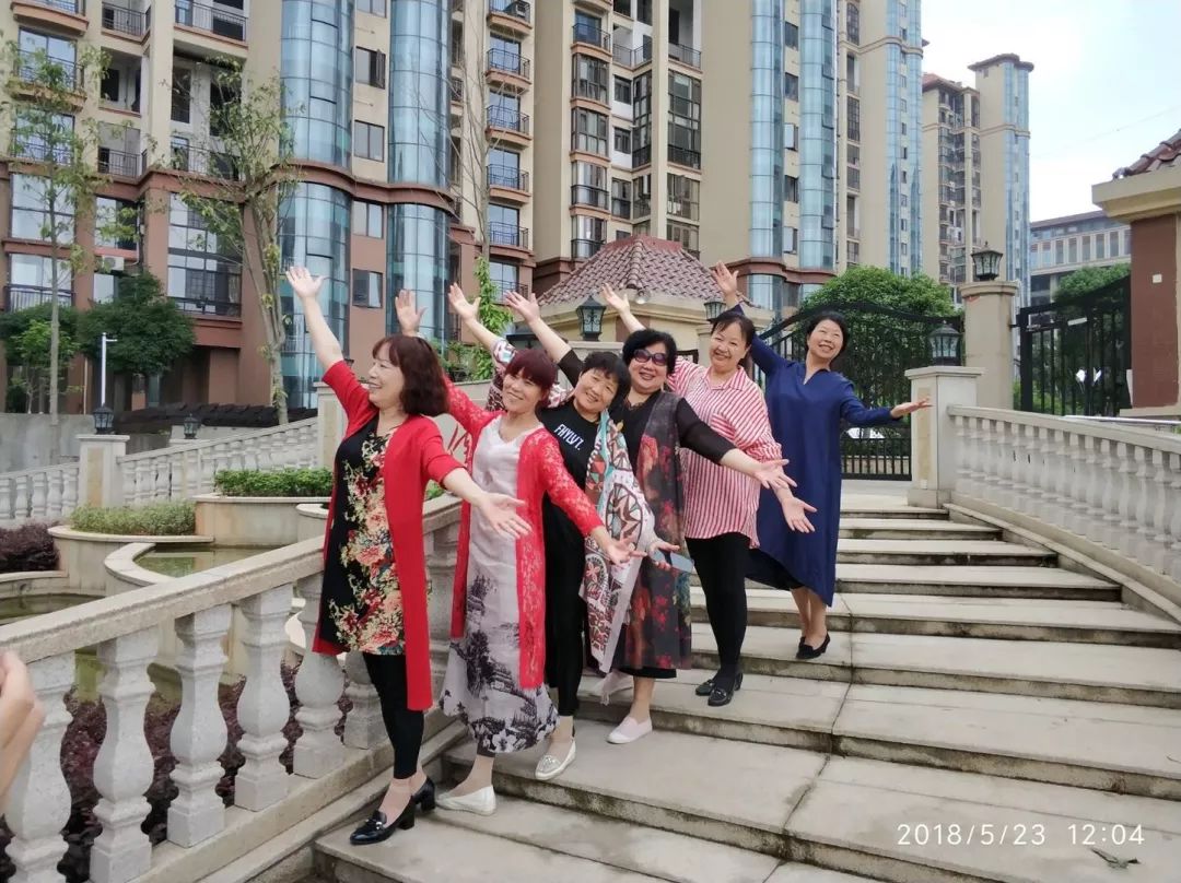 中国大妈外出旅游跨栏,大妈旅游动作