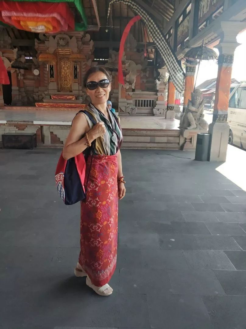 中国大妈外出旅游跨栏,大妈旅游动作