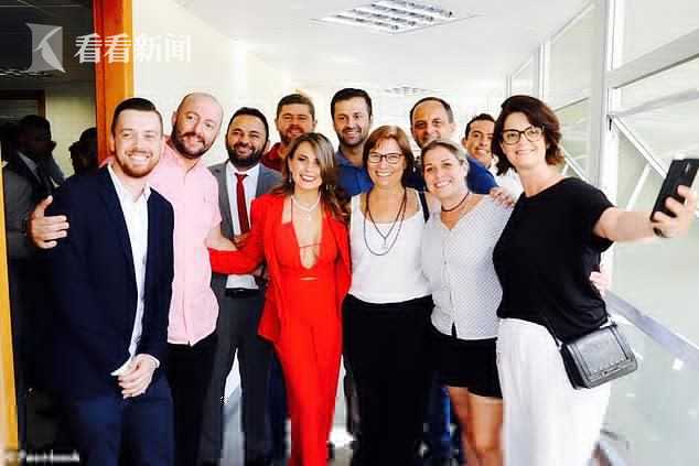 就职仪式着装性感暴露引争议女议员：“我平常就这样打扮”