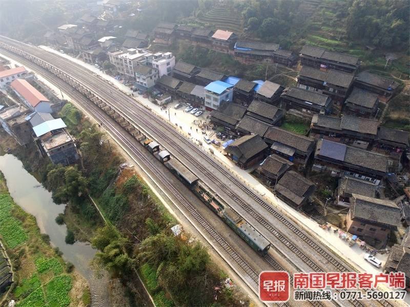 身居大山深处，戴着面具工作，焦柳铁路上有一群“推火车”的人