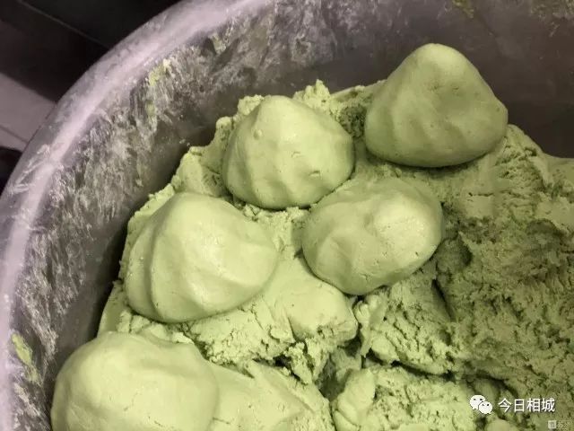 黑芝麻蛋黄肉松软糯香甜的青团子,苏州哪里的青团子比较好吃啊