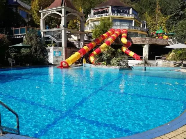 第四城网友特惠｜299元=2大2小「花水湾第一村生态酒店」客房1晚+自助双早+无限次温泉！