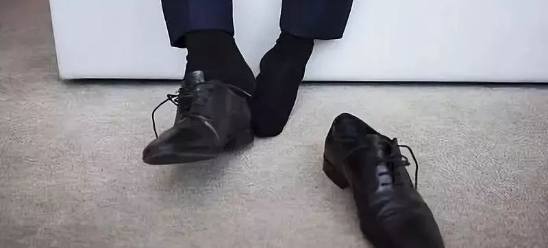 这颗小白球，居然彻底治愈了我的脚臭，日本家庭必备的除臭杀菌神物，三分钟还你一个清新的“脚气”！