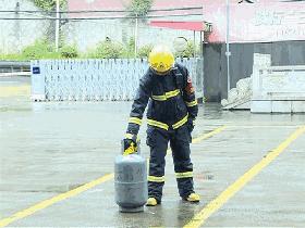 【知识】燃烧的煤气瓶能直接关阀门吗？网友炸锅了…