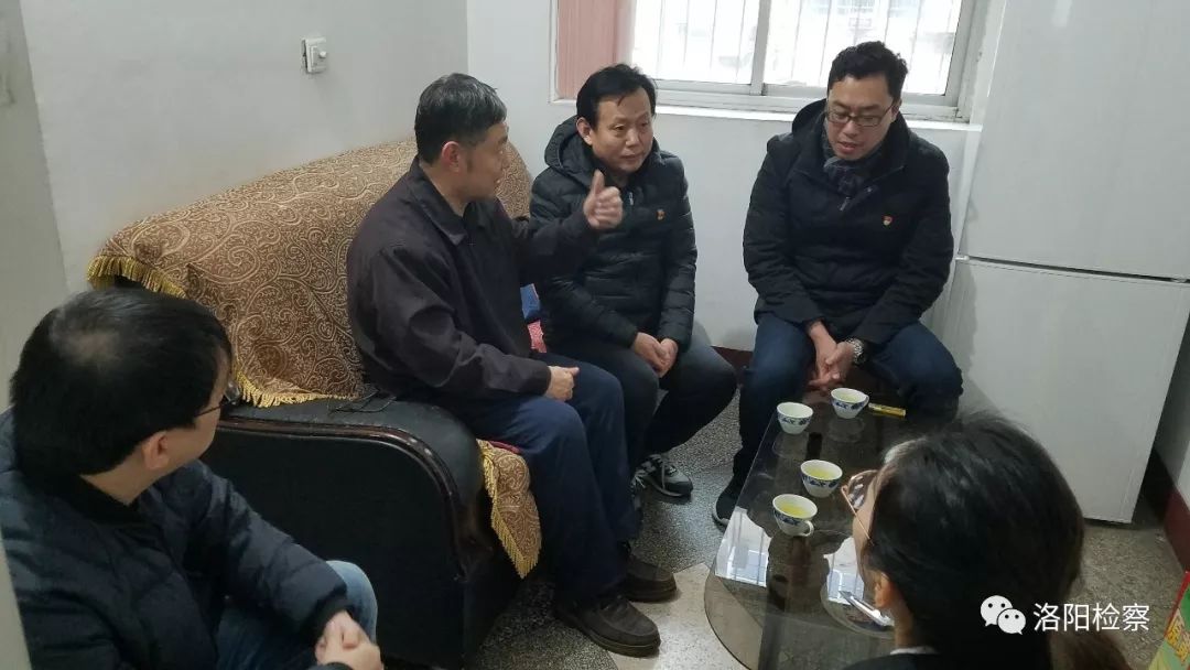 「今天我当班」春节上班第一天，这位老人送来了一面锦旗……