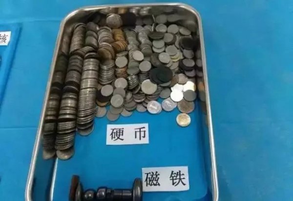 妈妈给孩子换尿布发现嘴里一个洞,儿童换尿布时吞耳环