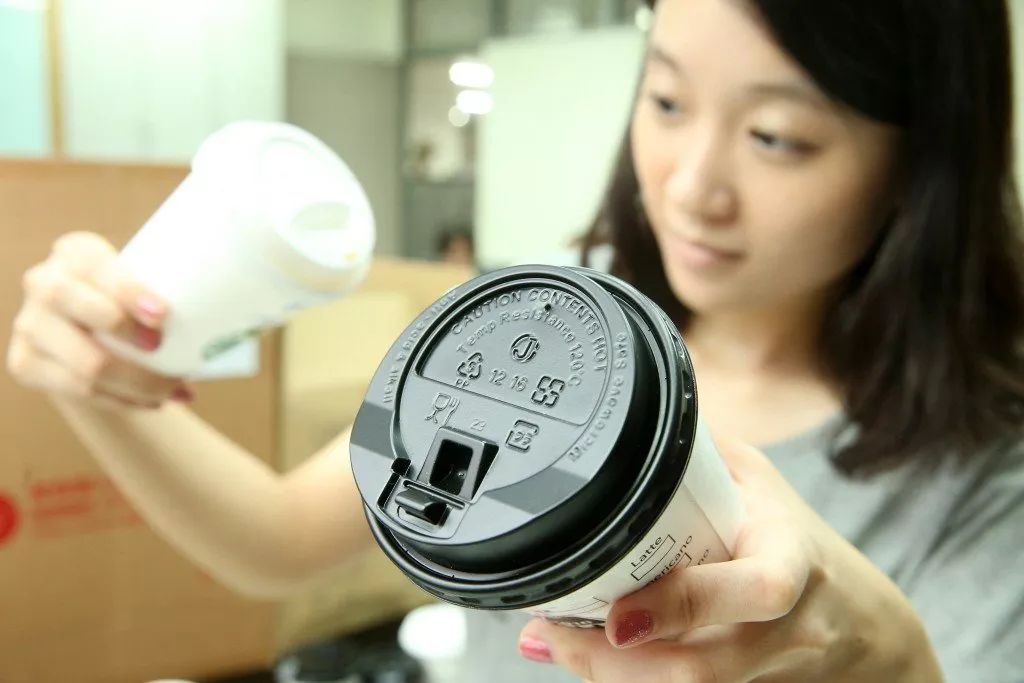 热饮咖啡杯盖的正确打开方法,咖啡杯盖怎么拧