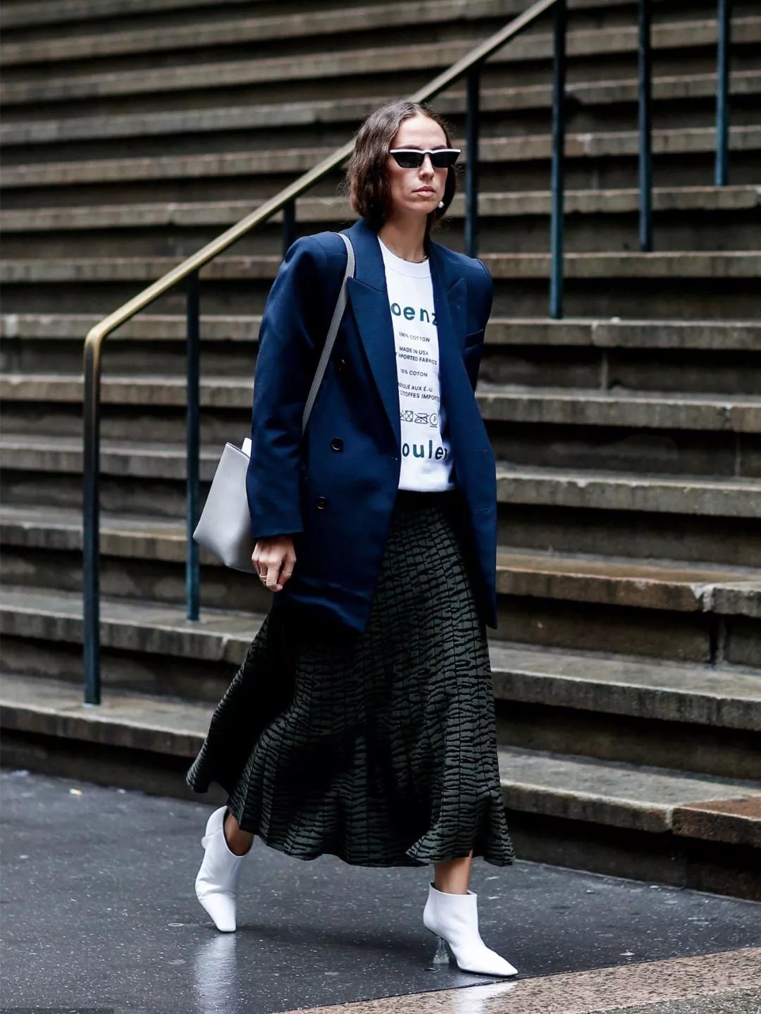 长百褶裙配黑色西装,百褶裙配西装领马甲