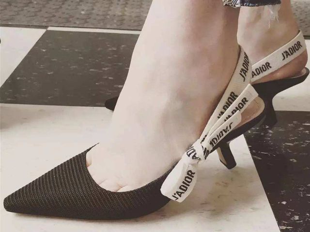 干裂的脚后跟有救了,脚后跟干裂起硬皮痒