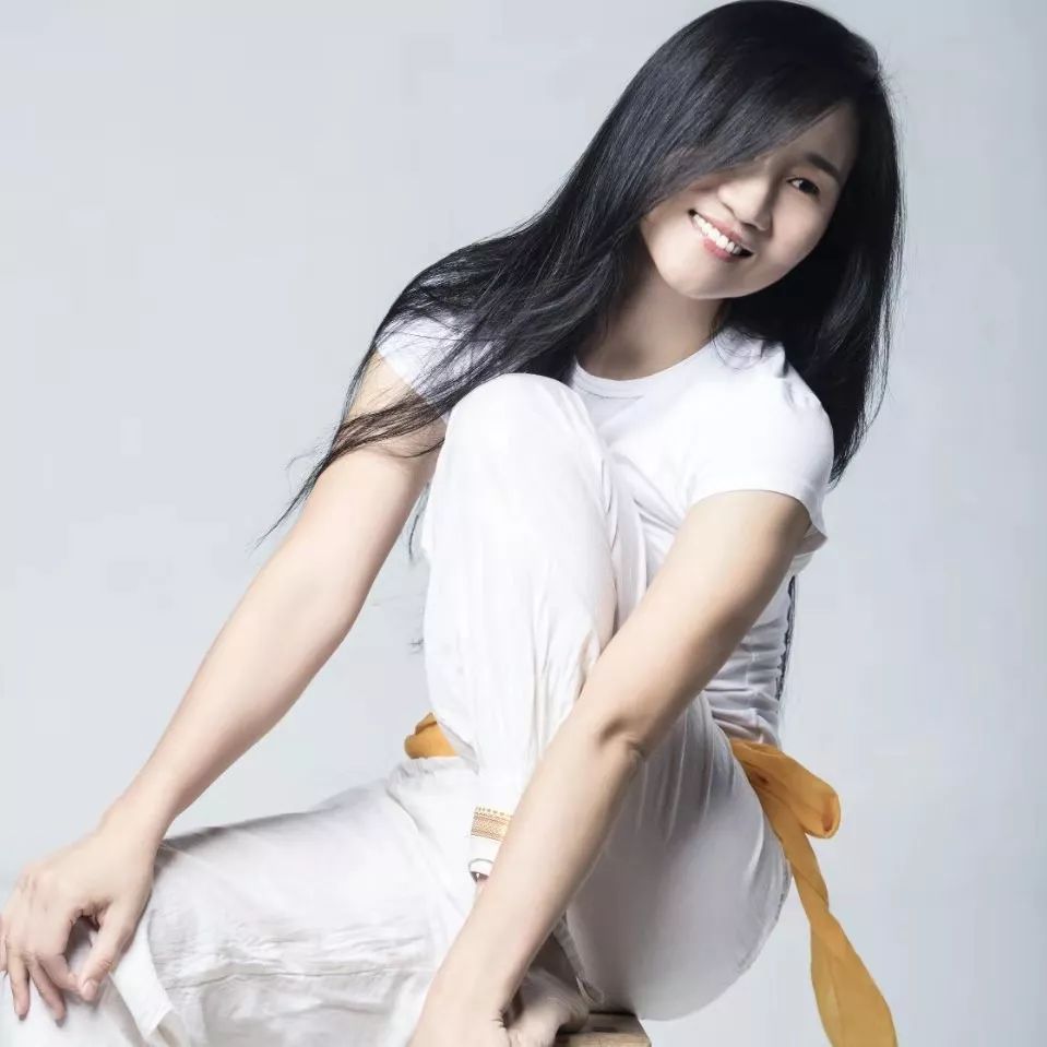 交叉开肩的瑜伽视频,侧肩倒立瑜伽