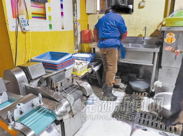 外卖店里的“秘密”隔夜菜生熟混狗乱跑没口罩