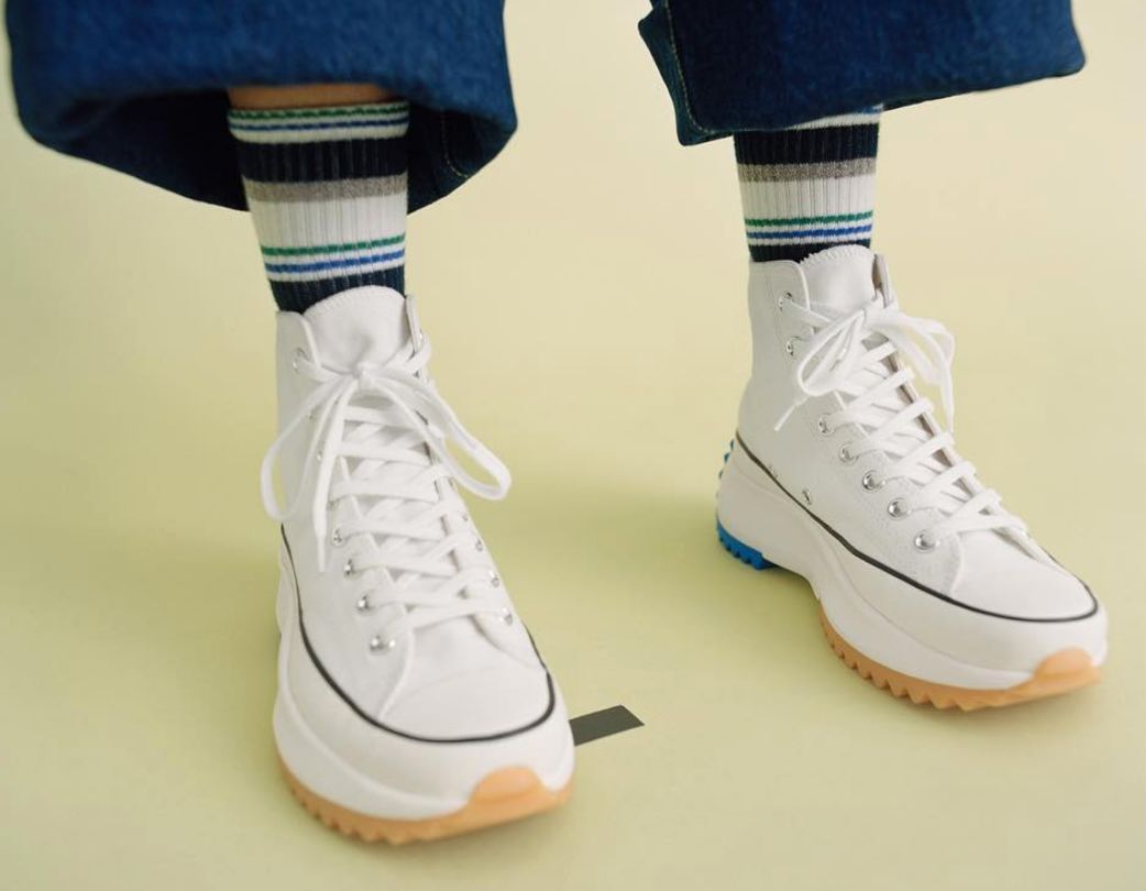 不要跟穿白裤子的人在一起,不要跟穿白色裤子的人交往