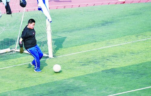 长春体育中考足球绕杆,长春中考体育足球篮球排球