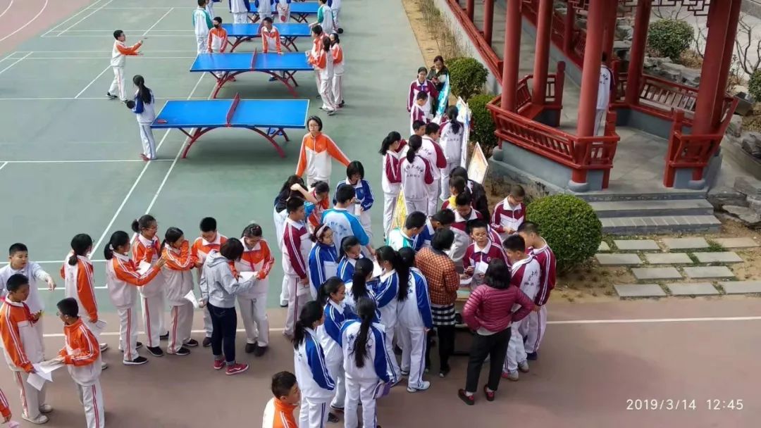 *会两**期间，为什么首师大二附中的操场上每天都排起了长队？