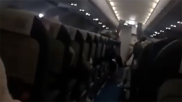 航班无法降落乘客“直播”惊魂一刻航空公司：返航是明智的！