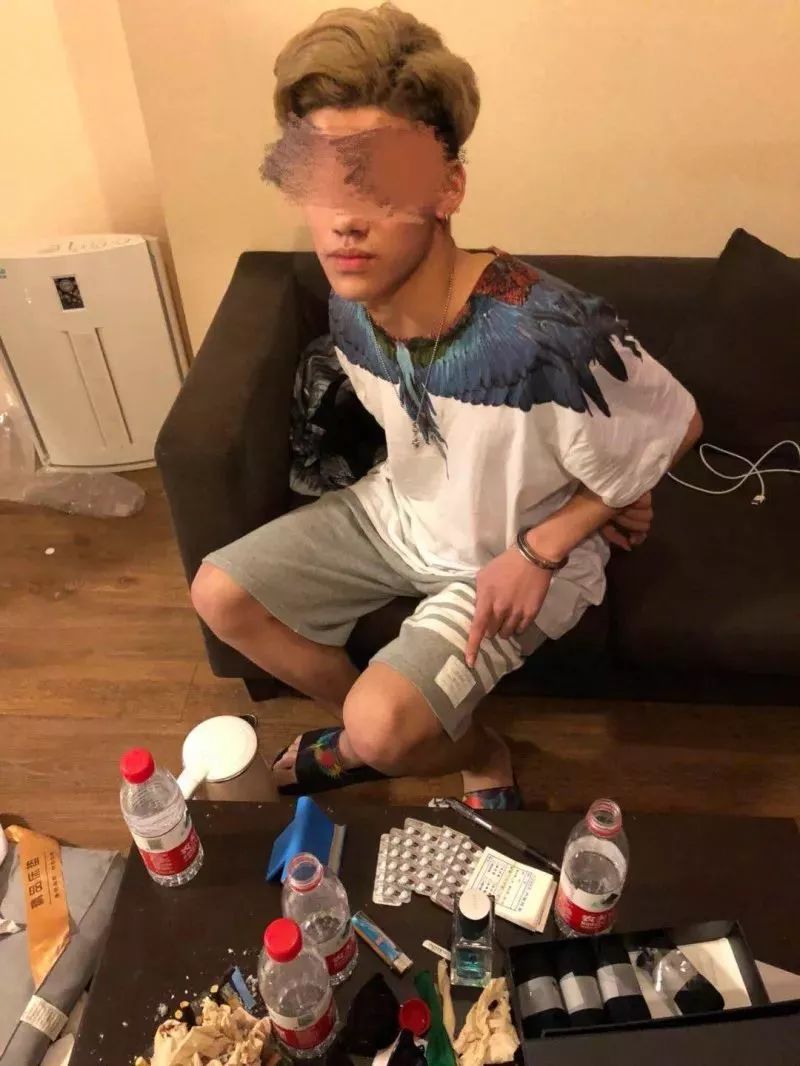 民警提醒群众小心新型毒品,警方提示出门旅游注意个人物品