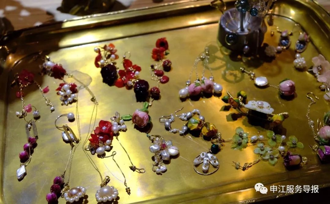 非常隐蔽的秘密基地藏在地板下,神秘的仓库到底隐藏着什么秘密