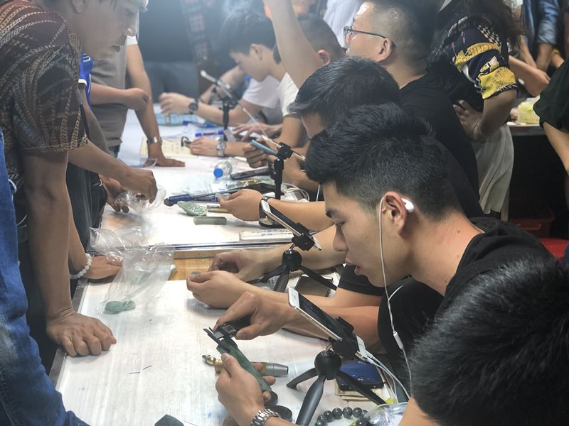 缅甸珠宝翡翠直播,缅甸矿区翡翠直播